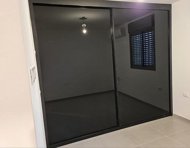 ארון הזזה דלתות זכוכית שחורות - פרזול שחור ארון הזזה דלתות זכוכית שחורות - פרזול שחור