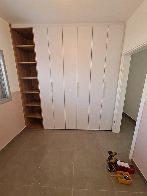 ארון קיר בהתאמה אישית - דלתות פתיחה וידיות אינטגרליות ארון קיר בהתאמה אישית - דלתות פתיחה וידיות אינטגרליות