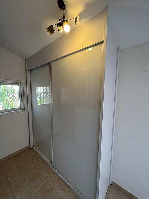 ארון קיר בהתאמה אישית - דלתות זכוכית כולל סגירות ארון קיר בהתאמה אישית - דלתות זכוכית כולל סגירות