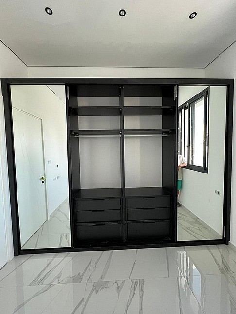 ארון קיר בהתאמה אישית - 4 דלתות עץ ומראה כולל סגירות ארון קיר בהתאמה אישית - 4 דלתות עץ ומראה כולל סגירות